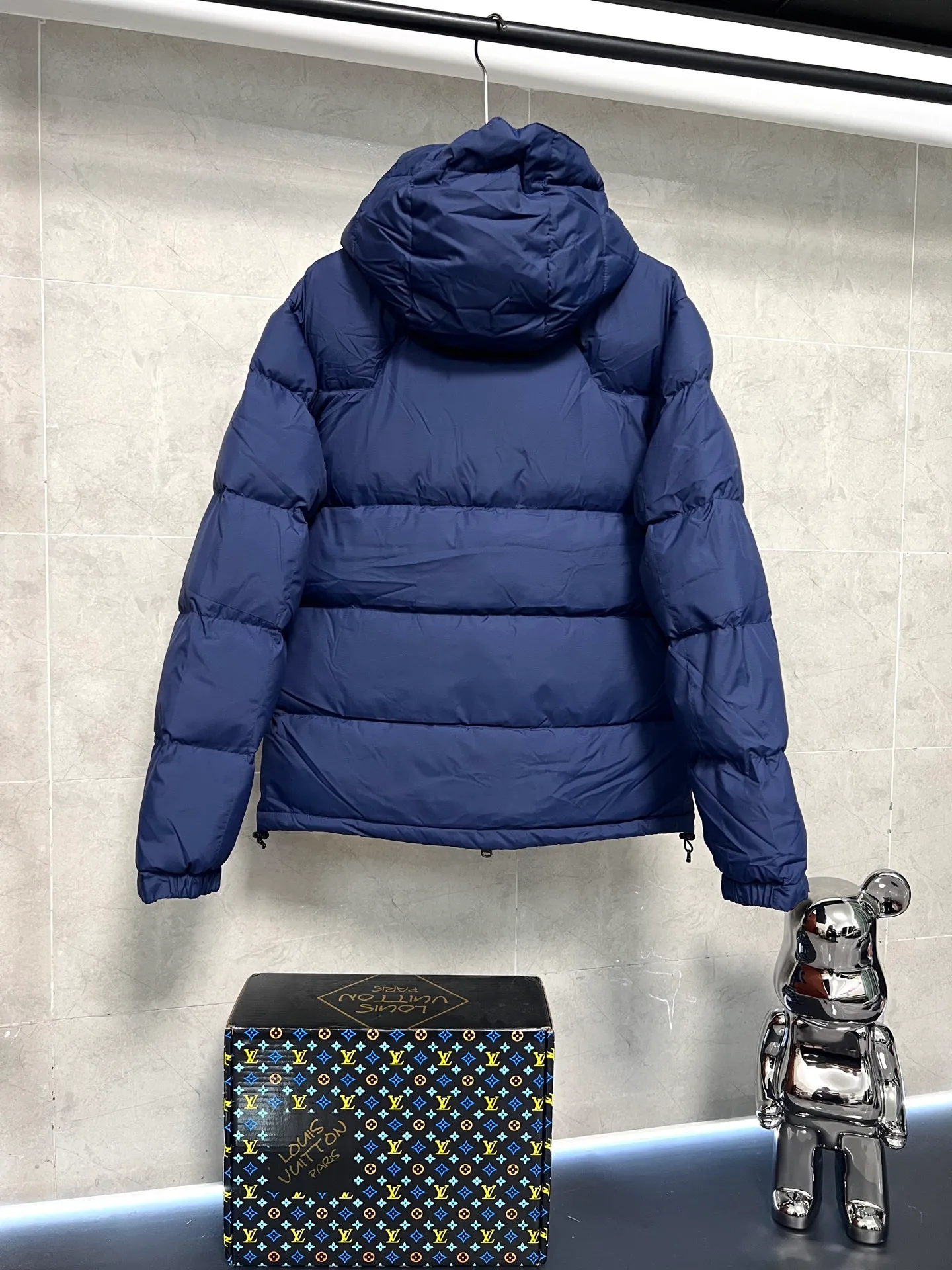 P840 RAH LAUREN Ralph Lauren's new autumn and winter model. Original top 40D waterproof fabric. The interior is made of nylon log double-layer sealing design. The upper body effect is comfortable and soft. The same style as the star. It is filled with 80 white duck down. It has good thermal insulation effect and is light and not heavy. The higher version can be compared at will. Three standards are complete. Color: black blue Size: S M L XL XXL
